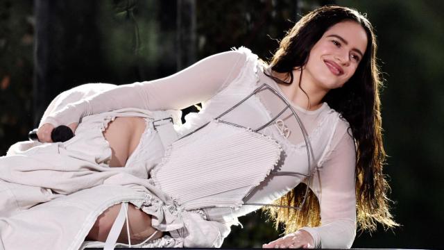 Rosalía durante su actuación en un festival.