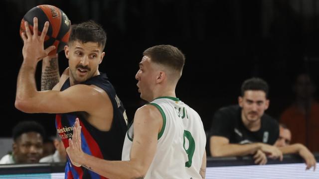 Nico Laprovittola jugando un balón ante Joventut