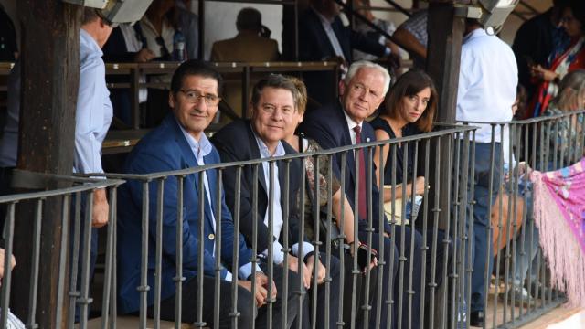 Emiliano García-Page en uno de los palcos de la plaza de toros de Almadén (Ciudad Real).