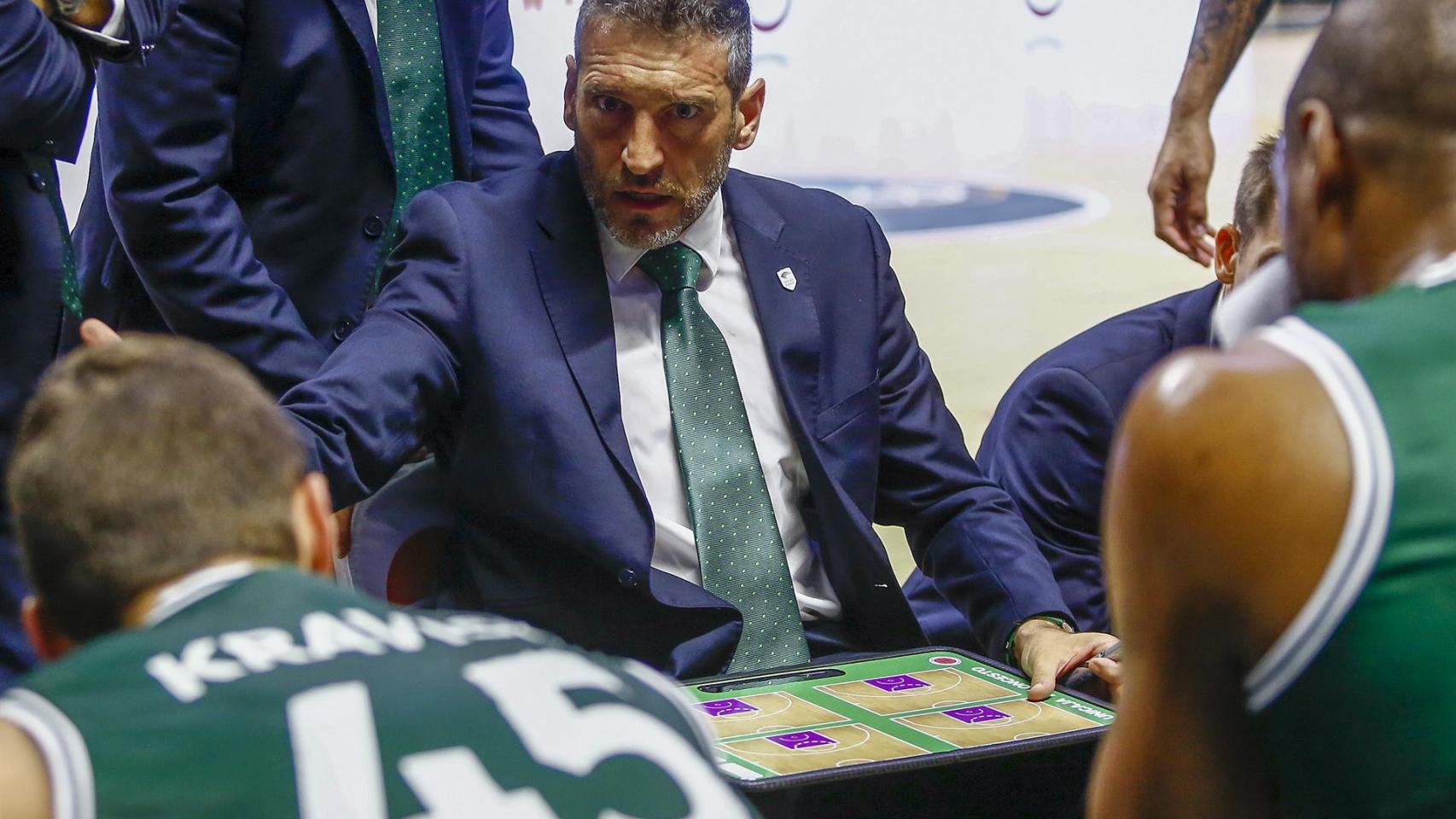 Ibon Navarro, el técnico del Unicaja, instruyendo a sus jugadores desde el banquillo.