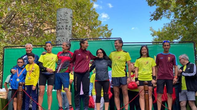 Representantes del Vino Toro Caja Rural en un podio