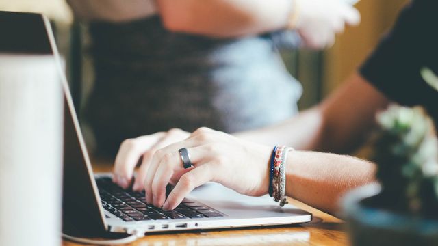 La Conselleria de Innovación acuerda con diez operadoras la puesta en marcha del bono digital.