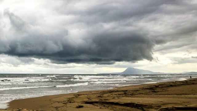 Cifras récord de lluvia este lunes en la Comunidad Valenciana, como en la playa de Miramar.