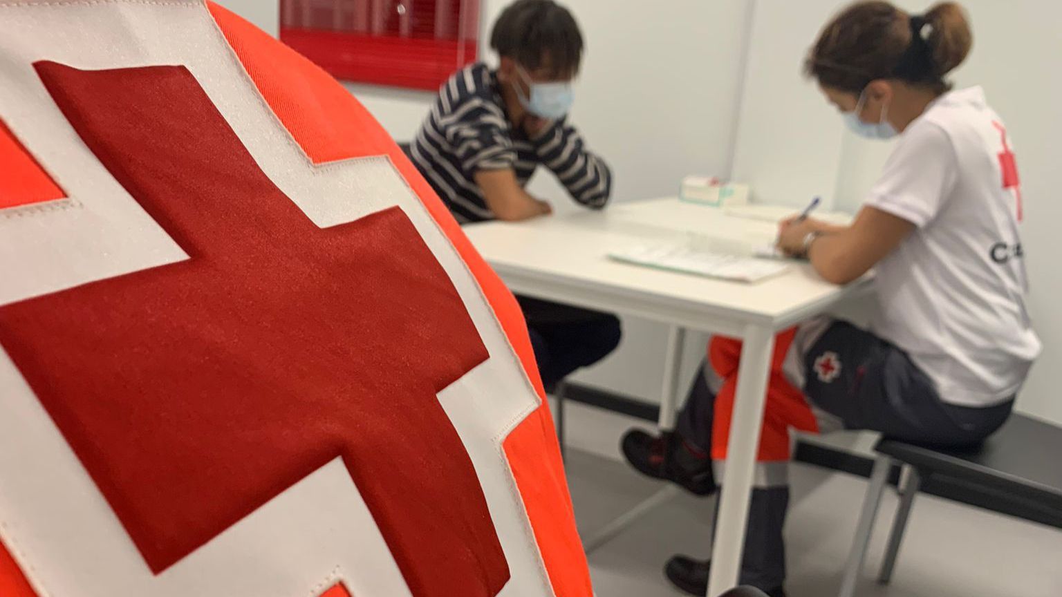 Una persona migrante es atendida por Cruz Roja Alicante el pasado sábado.