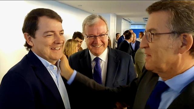 El presidente de la Junta, Alfonso Fernández Mañueco, saluda al líder del PP, Alberto Núñez Feijóo, en el Comité Ejecutivo Nacional del PP, este lunes.