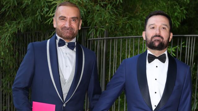 Los novios, conjuntados de azul.