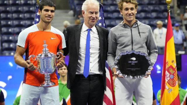 John McEnroe, en el medio, junto a Carlos Alcaraz y Casper Ruud