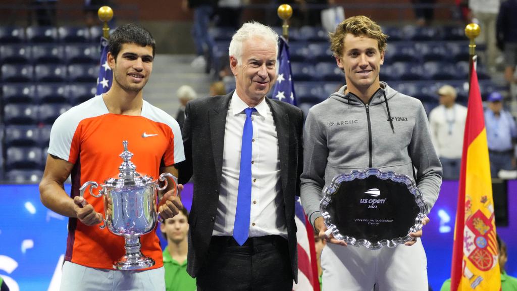 John McEnroe, en el medio, junto a Carlos Alcaraz y Casper Ruud