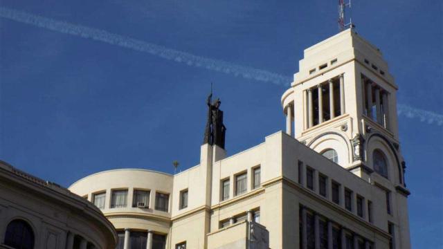 Fachada del Círculo de Bellas Artes, con la icónica estatua de la diosa Minerva esculpida por Juan Luis Vasallo. Foto: CBA