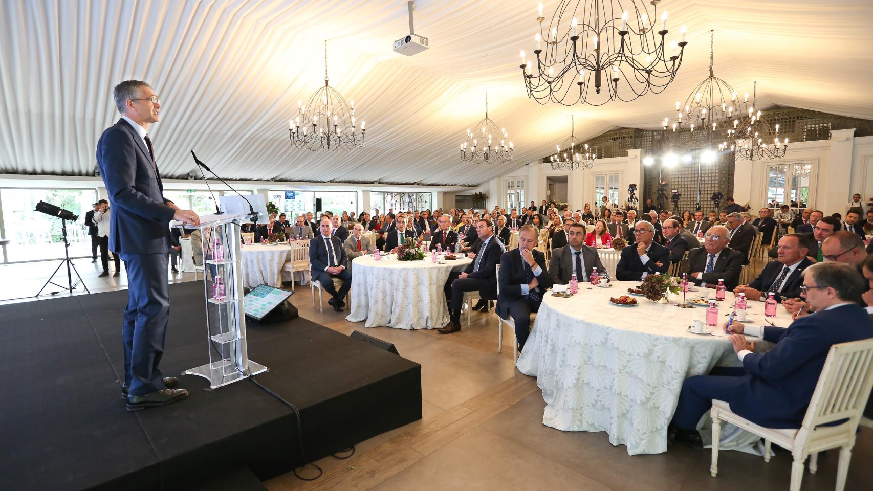 El empresariado de Castilla-La Mancha escucha al gobernador del Banco de España en Toledo