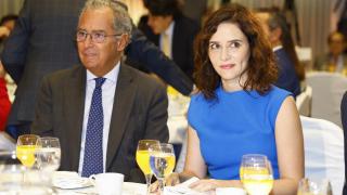 La presidenta de la Comunidad de Madrid, Isabel Díaz Ayuso, y su vicepresidente, Enrique Ossorio, este lunes.