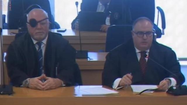 Villarejo, con el ojo tapado por un parche, junto a su defensor, Antonio García Cabrera, este lunes./