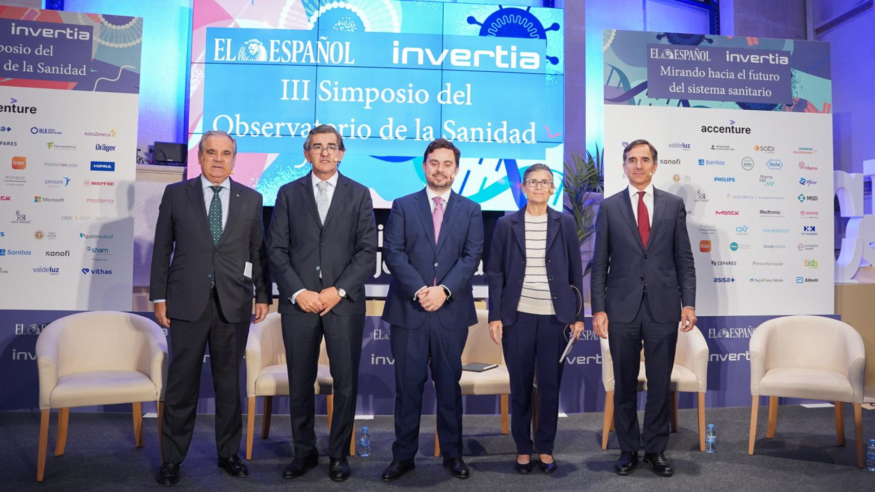 Jesús Aguilar, presidente del Consejo General de Farmacéuticos; Juan Abarca, presidente de la Fundación IDIS; Arturo Criado, subdirector de EL ESPAÑOL-Invertia; Pilar Aparicio, directora general de Salud Pública; y Juan Yermo, director general de Farmaindustria.