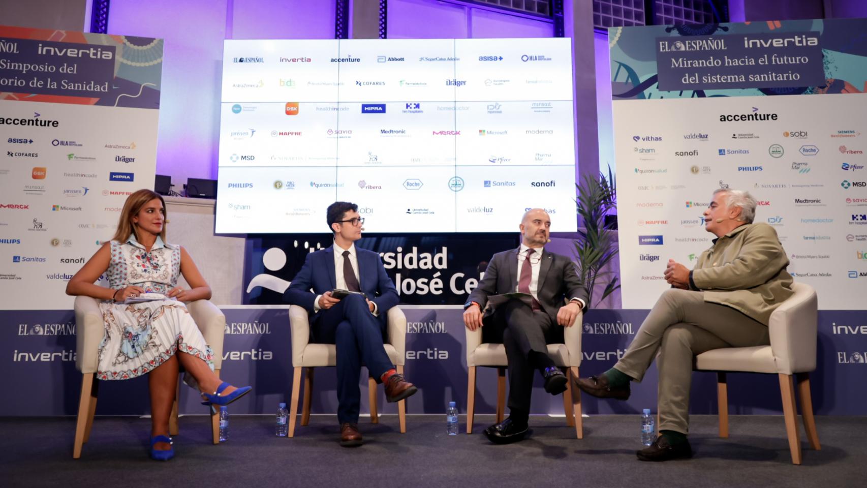Elena Mantilla, directora general de Inspección, Ordenación y Estrategia Sanitaria de la Comunidad de Madrid; Marcos Domínguez, redactor de El Español; Javier Herradón, presidente del Consejo de Colegios Profesionales de Farmacéuticos de Castilla y León y Juan del Llano, director de la fundación Gaspar Casal, miembro de AES y presidente de la AEETS.