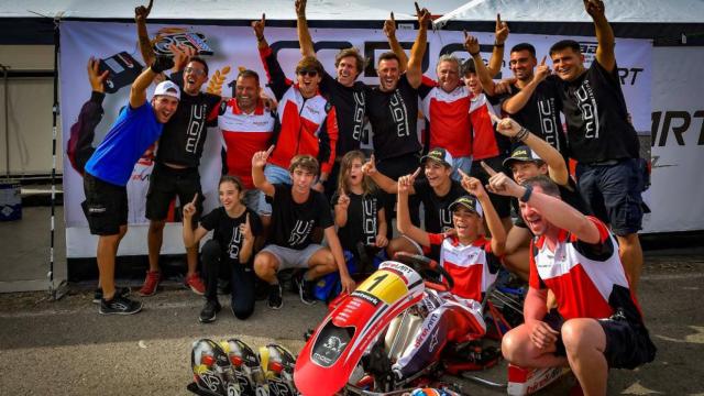 El malagueño Aarón García festejando con su equipo el triunfo.