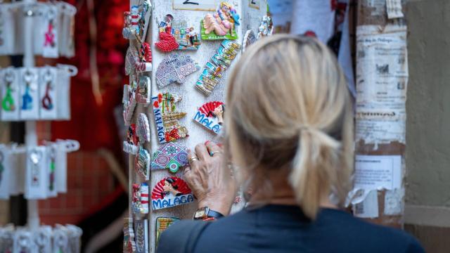 Una turista coge un imán en Málaga capital.