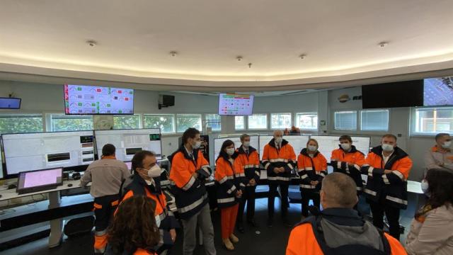 El conselleiro de Economía, Francisco Conde, visita la refinería de Repsol en A Coruña.