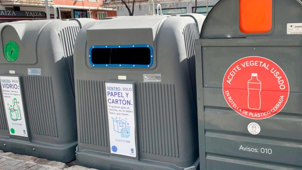 Multan a una vecina de Madrid con 2.001 € por tirar una caja de cartón fuera del contendedor