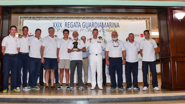El Mirfak con el comandante director de la Escuela Naval de Marín.