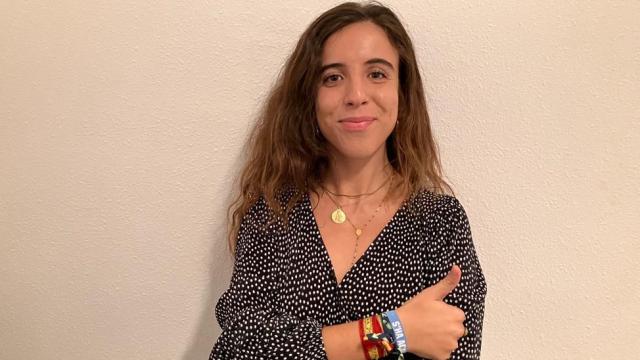 Andrea Llopart, posando con sus pulseras.