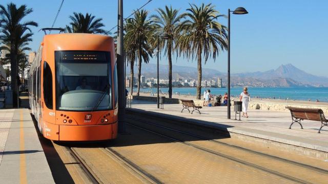 Un TRAM a su paso por Alicante.