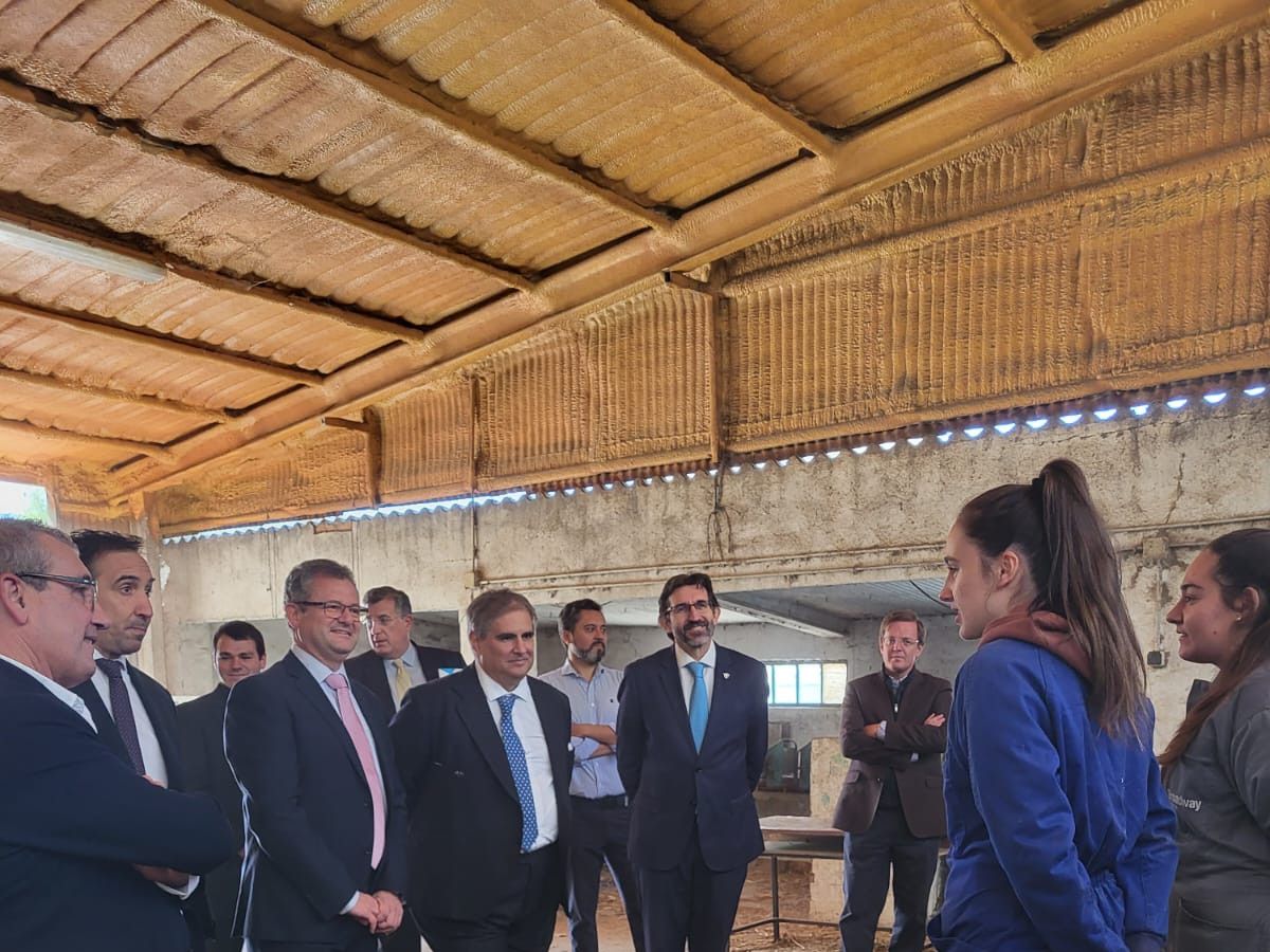 Gerardo Dueñas, consejero de Agricultura, junto a varios alumnos en la Santa Espina
