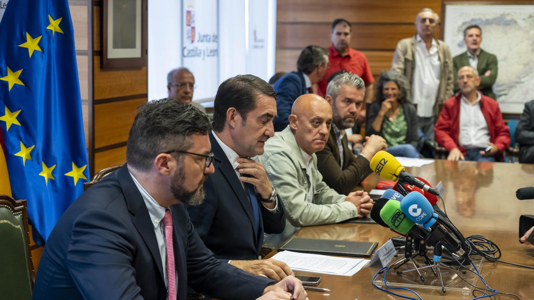 Momento de la firma entre Junta, sindicatos y patronal