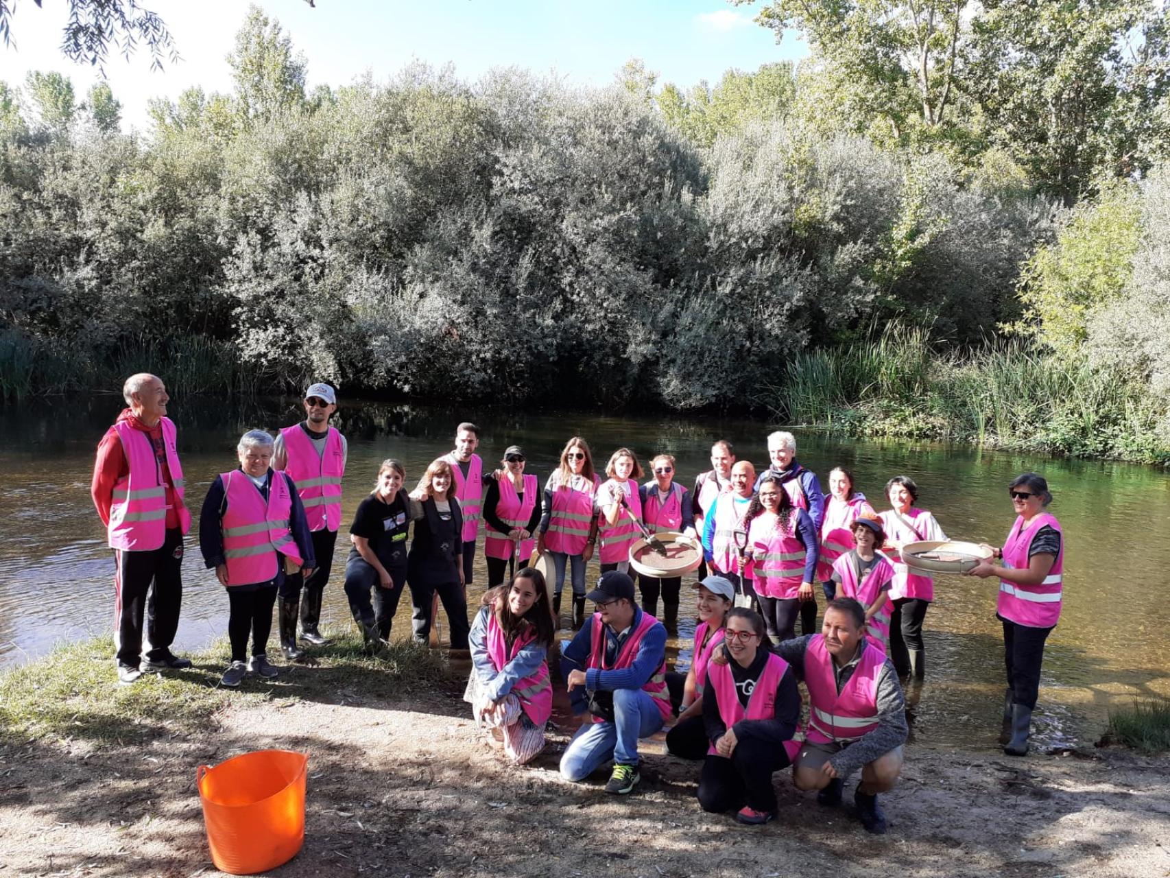 Gran cantidad de ciudadanos se acercaron a La Aldehuela a muestrear y eliminar la almeja asiática en la ribera del río Tormes