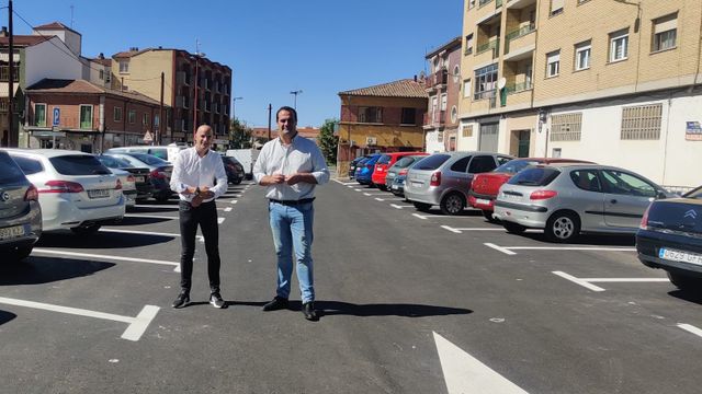 El alcalde de Santa Marta, David Mingo, visita el nuevo aparcamiento público en superficie