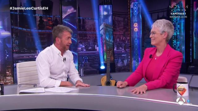Pablo Motos y Jamie Lee Curtis en 'El Hormiguero'.