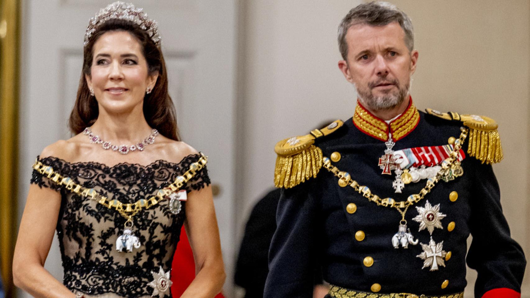 Los príncipes herederos mostraron sus dotes de bailarines en una fiesta tradicional.