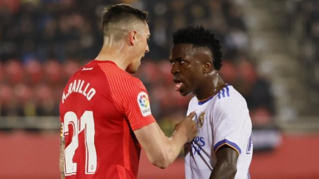 Raíllo, jugador del Mallorca, encarándose con Vinicius