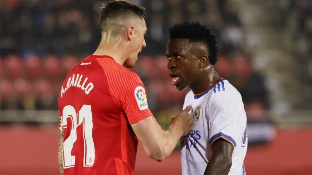 Raíllo, jugador del Mallorca, encarándose con Vinicius