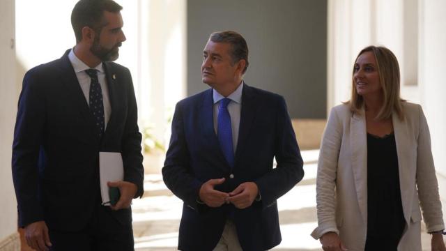 El consejero de Presidencia, Antonio Sanz, junto al nuevo portavoz de la Junta, Ramón Fernández Pacheco, y la consejera de Fomento, Marifrán Carazo.