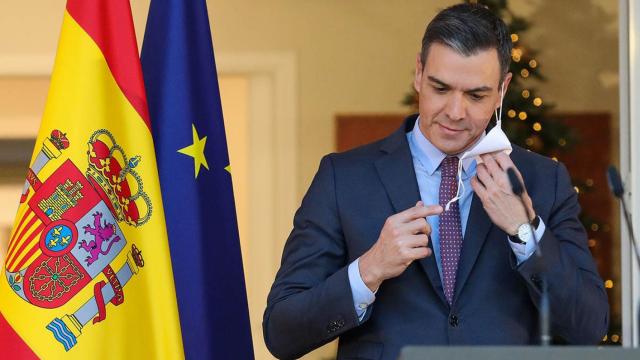 El presidente del Gobierno, Pedro Sánchez, se quita la mascarilla en Moncloa.
