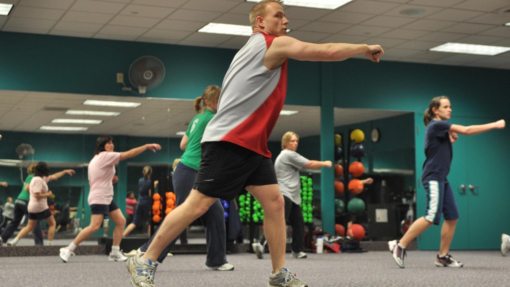 Una clase de 'fitness' en un gimnasio.
