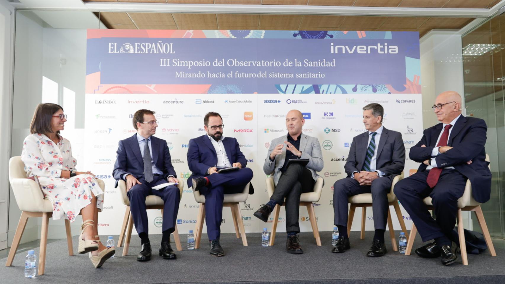 Ricardo R. Suárez, presidente de AstraZeneca , Juan Carlos Gil, general manager para España y Portugal de Moderna, Federico Plaza, corporate affairs director de Roche Farma Luis Díaz-Rubio, director general de Janssen para España y Portugal y Núria Sabaté Franch, life science industry lead de Accenture en España, Portugal e Israel