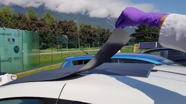 El panel solar instalado en un coche.