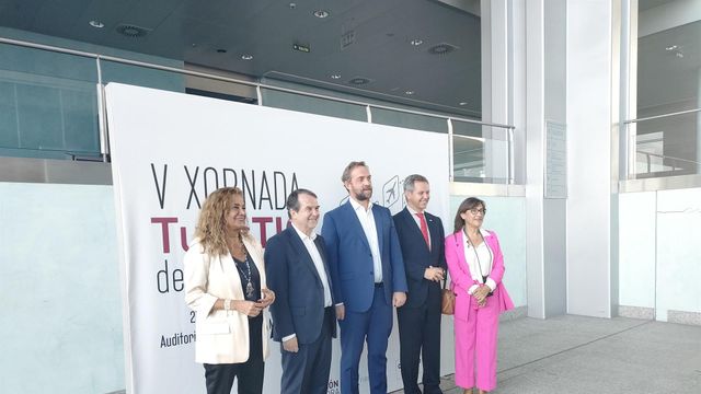 La presidenta de la Diputación, Carmela Silva; el alcalde de Vigo, Abel Caballero; el secretario de Estado de Turismo, Fernando Valdés; el delegado del Gobierno, José Miñones; y la subdelegada del Gobierno, Maica Larriba, en la V Jornada TurisTIC.