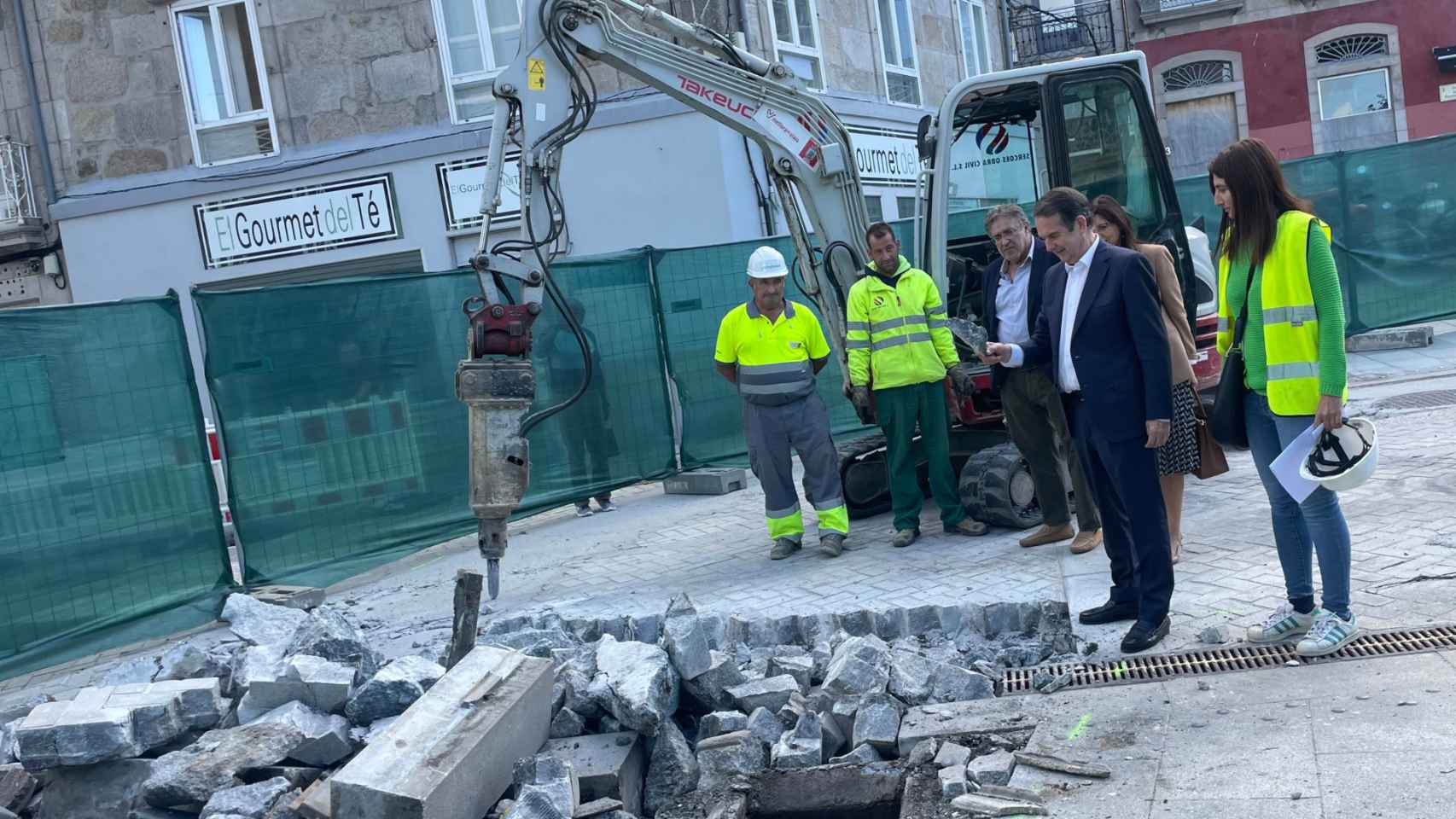 Abel Caballero, durante una visita a la zona de prospección entre Elduayen y Paseo de Alfonso.