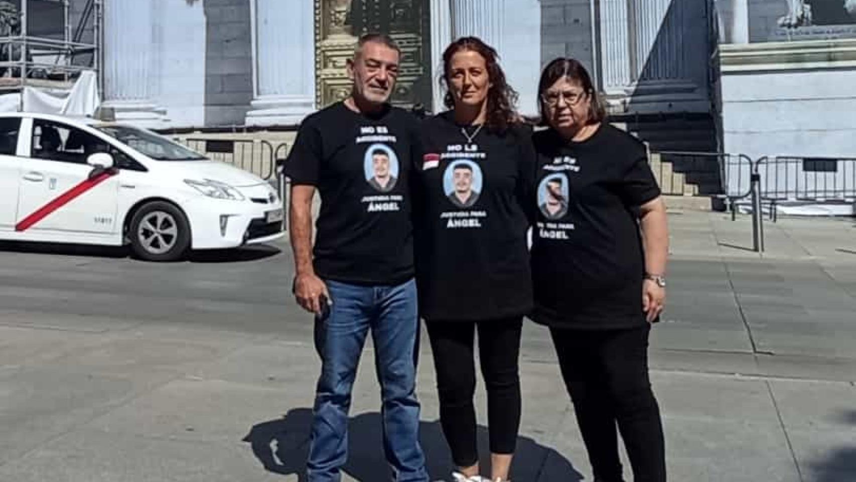 Una foto de la madre de Ángel con la caja de firmas.