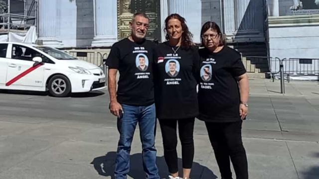 Una foto de la madre de Ángel con la caja de firmas.