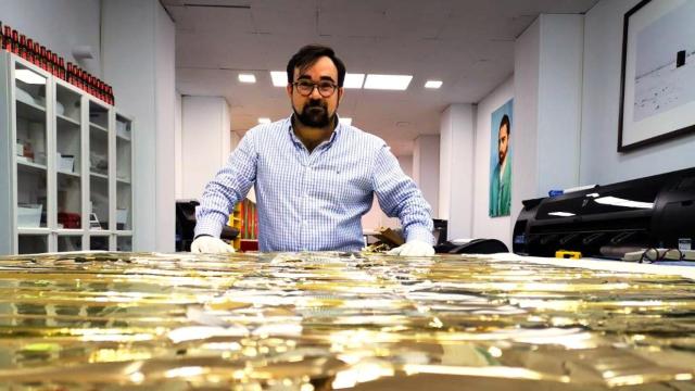 Lluís Masià con una de las obras que forman parte de la serie 'Refusé'.