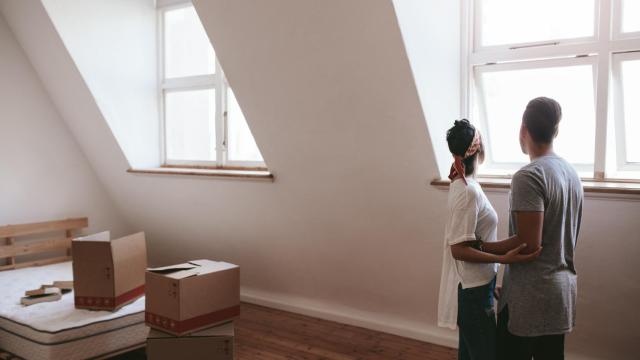 Imagen de archivo de una pareja joven en una casa