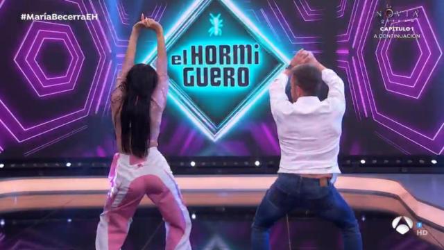 El divertido perreo de Pablo Motos y María Becerra en 'El Hormiguero': Me duele la espalda