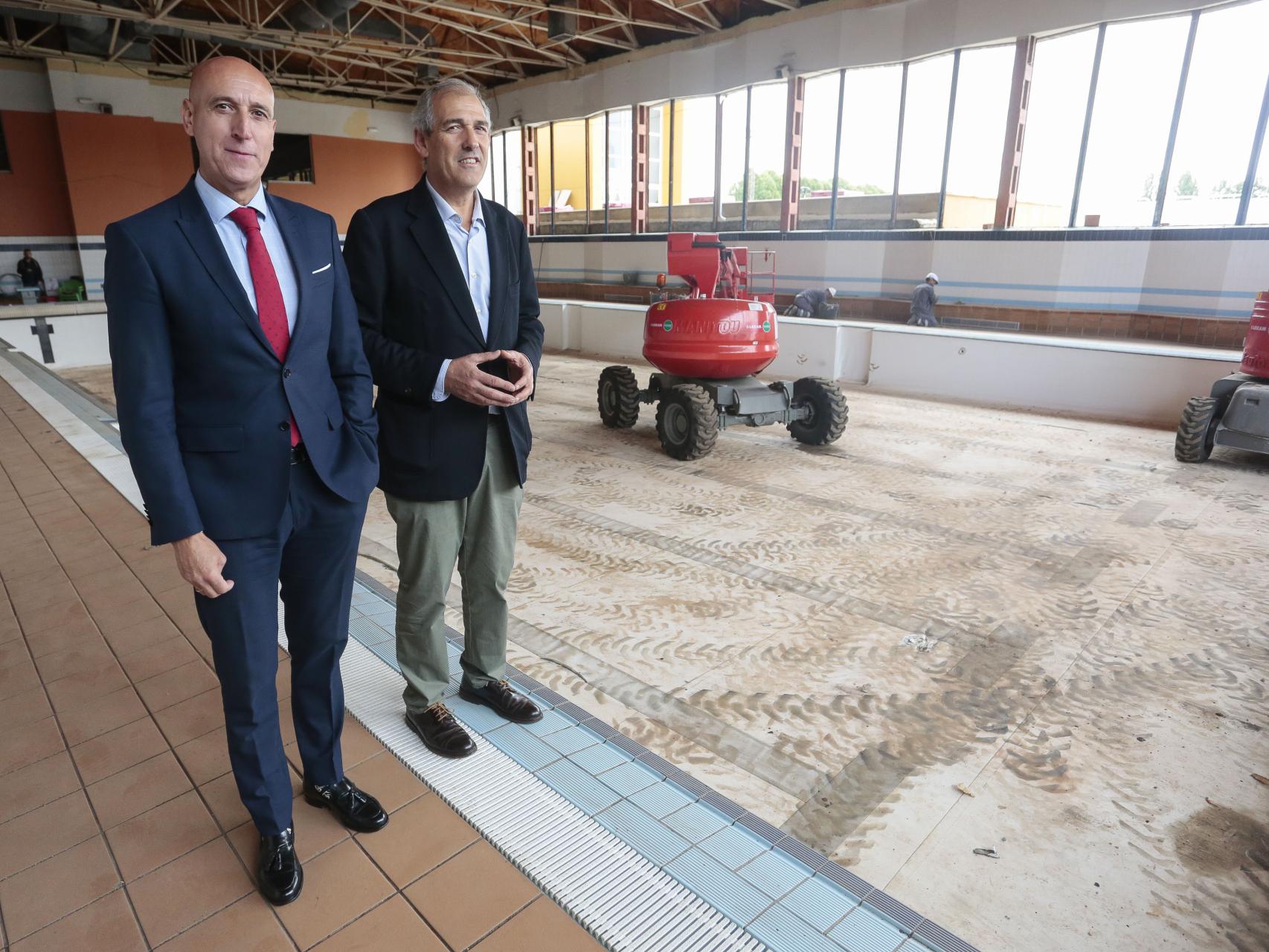 El alcalde de León, José Antonio Diez, y el concejal de Deportes, Vicente Canuria, visitan las obras del Estadio Hispánico de la ciudad, este miércoles.