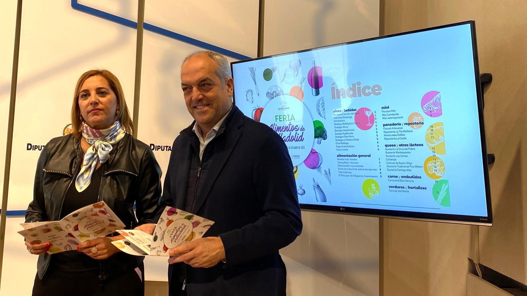La diputada de Consumo y Promoción Agroalimentaria, con el jefe del servicio de consumo y promoción agroalimentaria, en la presentación de la II Feria de Alimentos de Valladolid