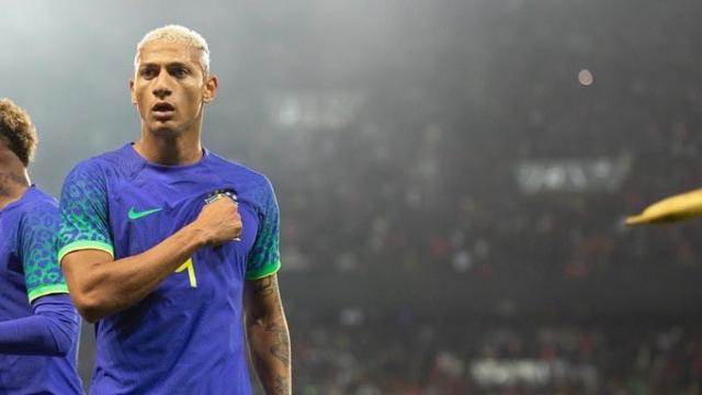 Richarlison celebra un gol con Brasil y le lanzan un plátano desde la grada