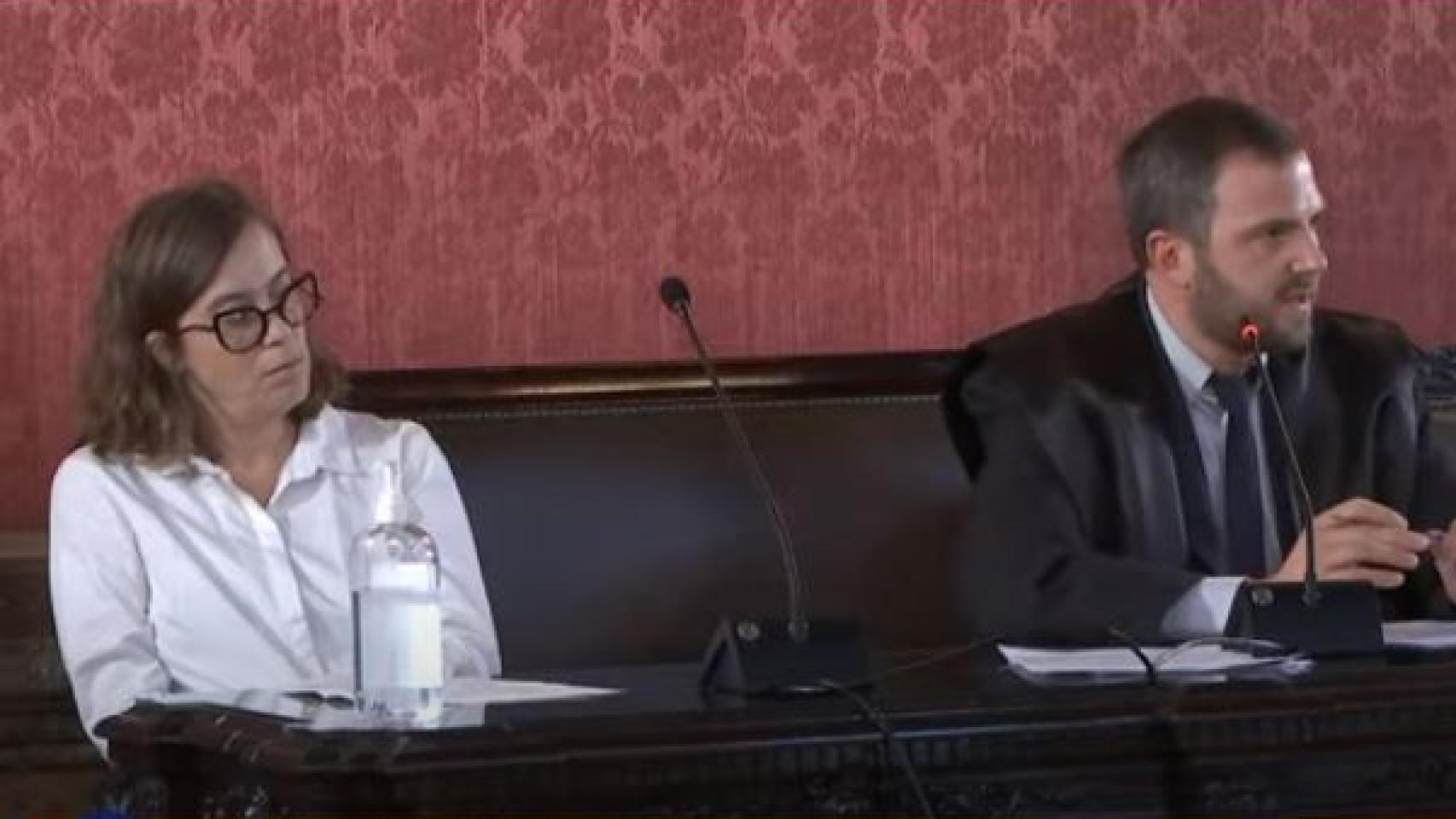 Eulalia Reguant, en el juicio celebrado este miércoles en el Tribunal Supremo junto a su defensor./