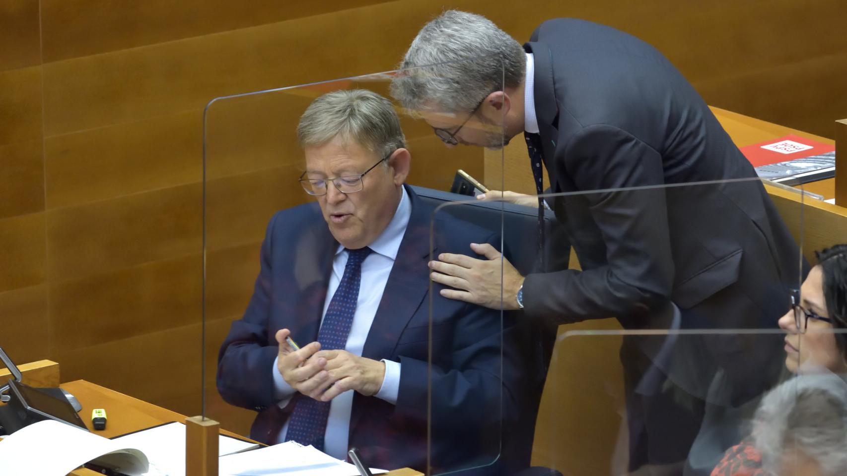 Ximo Puig, junto al 'conseller' de Hacienda, este martes en 'Les Corts Valencianes'. EE